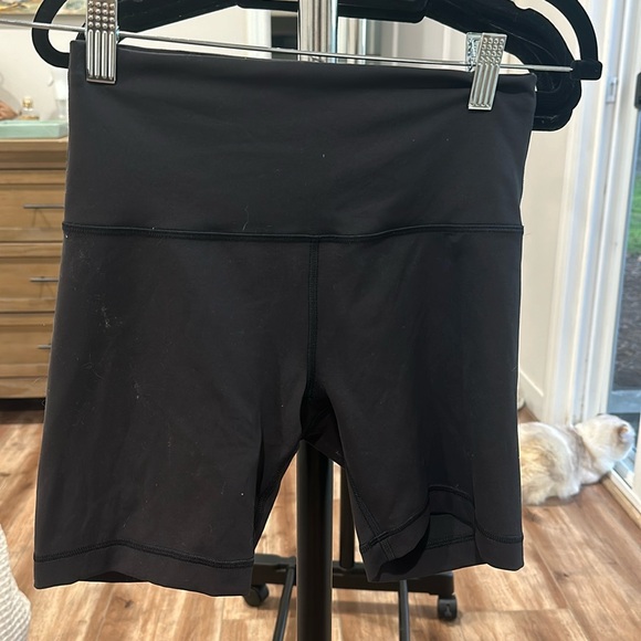 Black Lululemon Wunder under 6" shorts - Picture 1 of 3